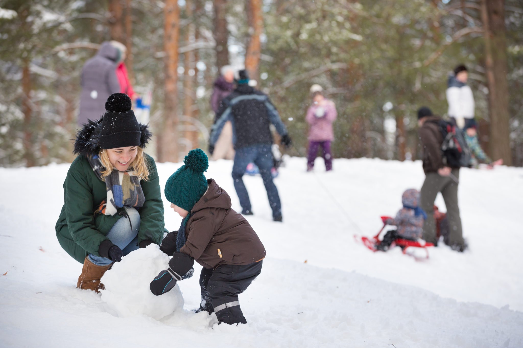 На свежем воздухе видео. Зимняя прогулка. Дети зимой. Прогулка зимой. Прогулки на свежем воздухе для детей.