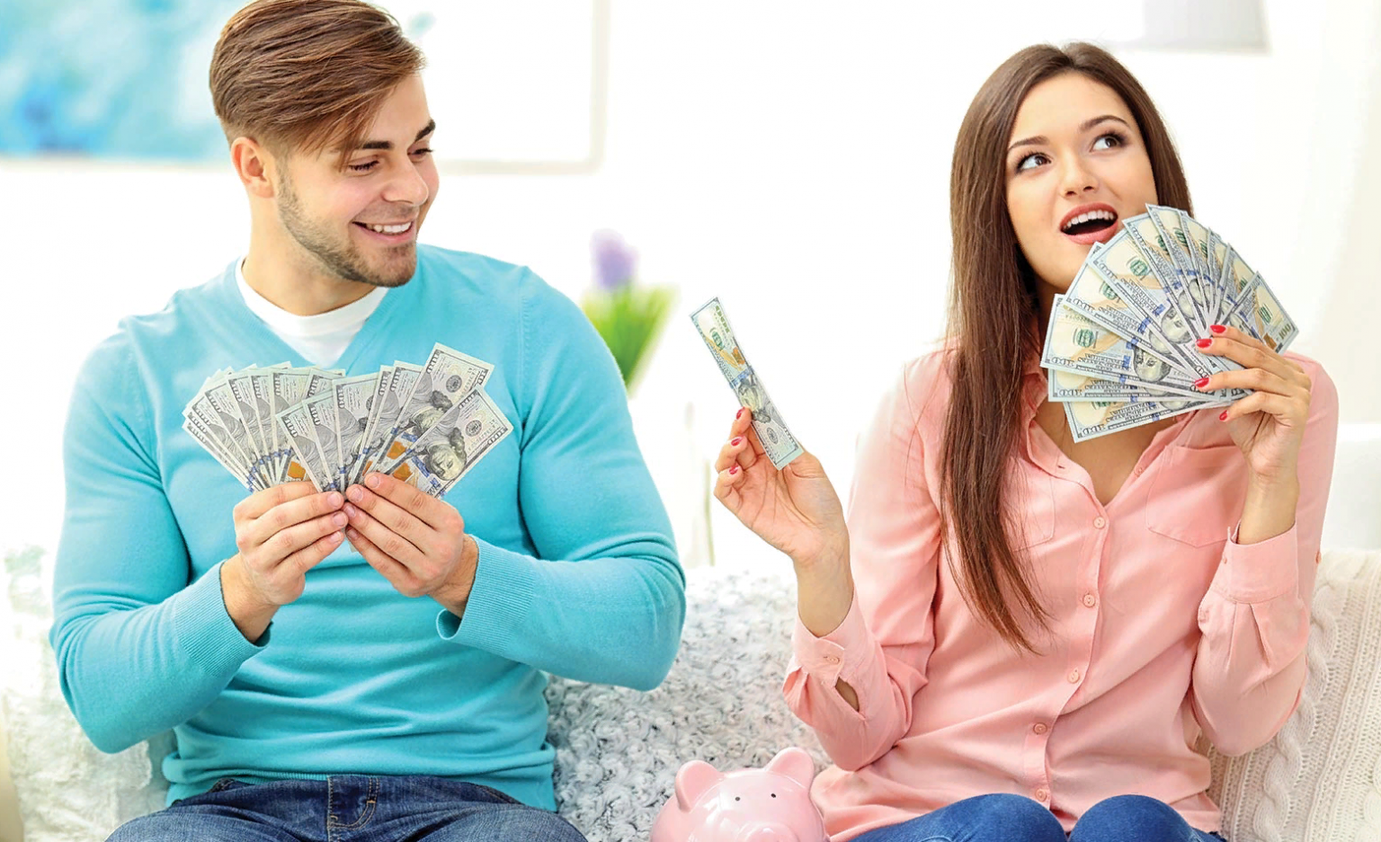 Семья с деньгами в руках. Супруги деньги. Счастливая пара с деньгами. Раздельный семейный бюджет.