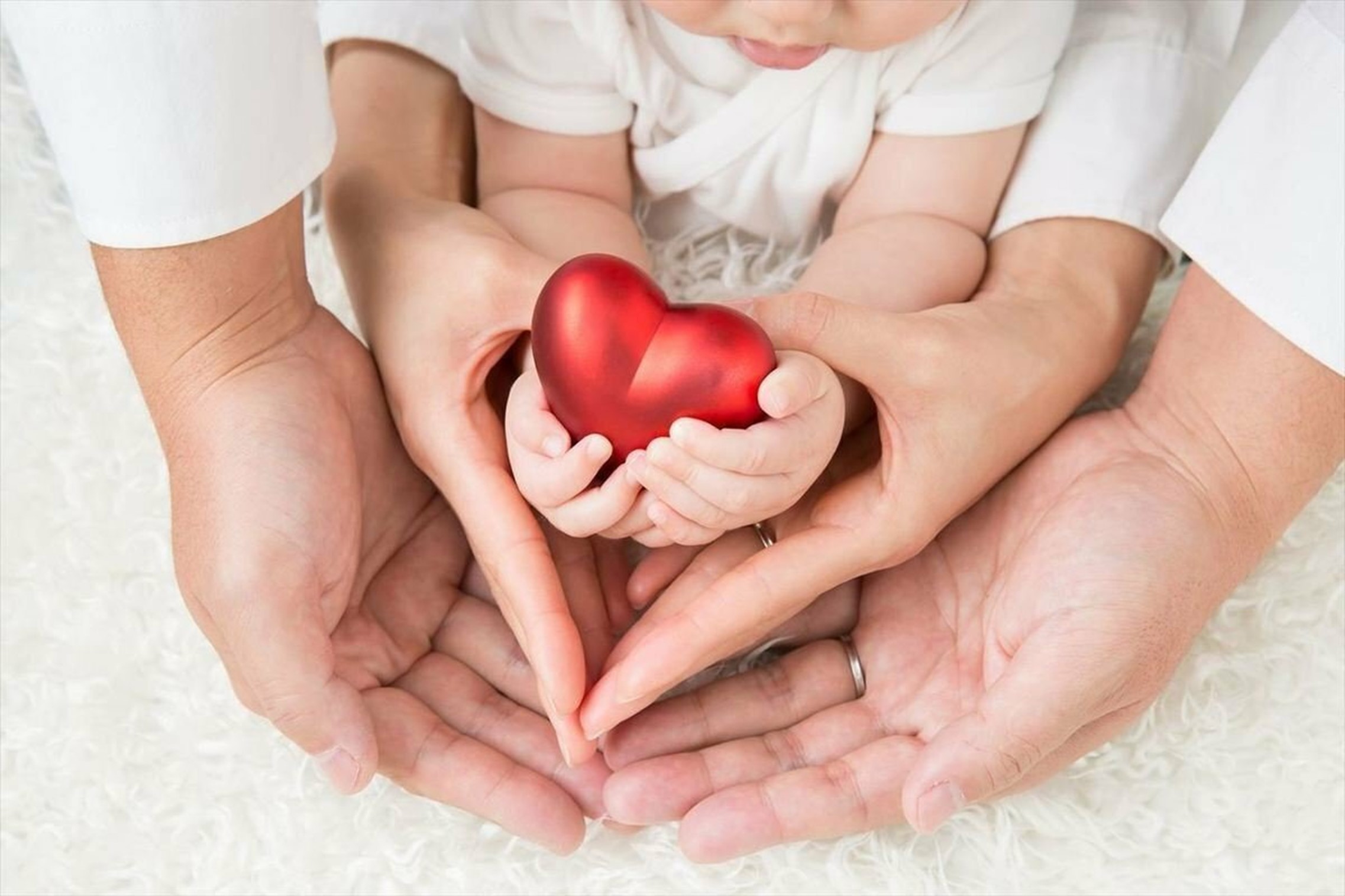 Любовь к детям картинки. Сердце ребенка. Сердце в руках. Семья руки сердцем. Руки сердечком семья.